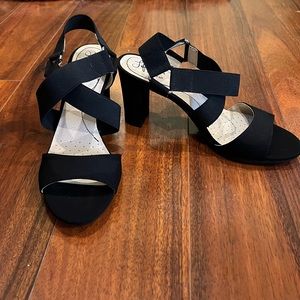 Lifestride Sandals - LIKE NEW! Wore one time. Black size 8- Classy stretch strap